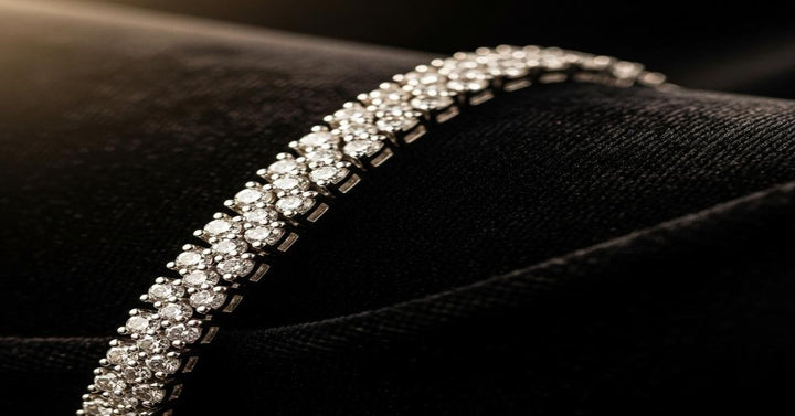 Diamond tennis bracelet in 18K gold with round brilliant cut stones