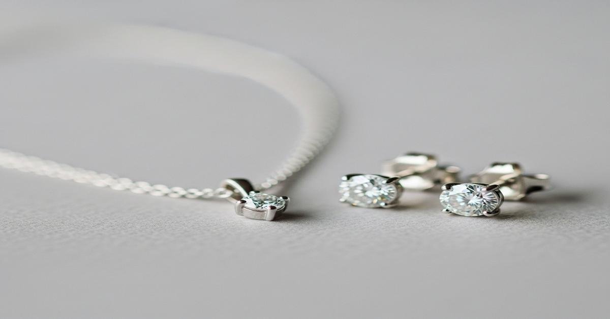 Minimalist 18K gold bridal jewelry with solitaire diamond pendant and delicate chain for modern weddings