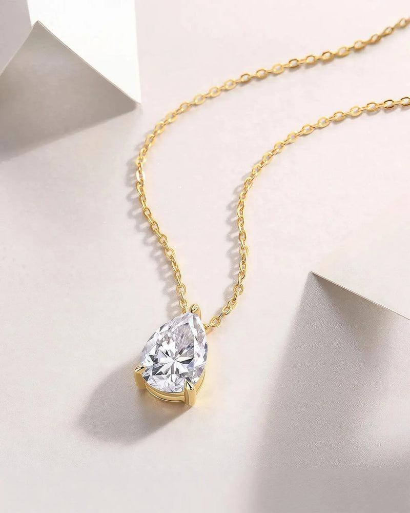 18K Solid Gold 3CT Pear Cut Natural Diamond Solitaire Necklace | 18K Solid Gold Diamond Pendant - Close Up | Riyanika Jewels