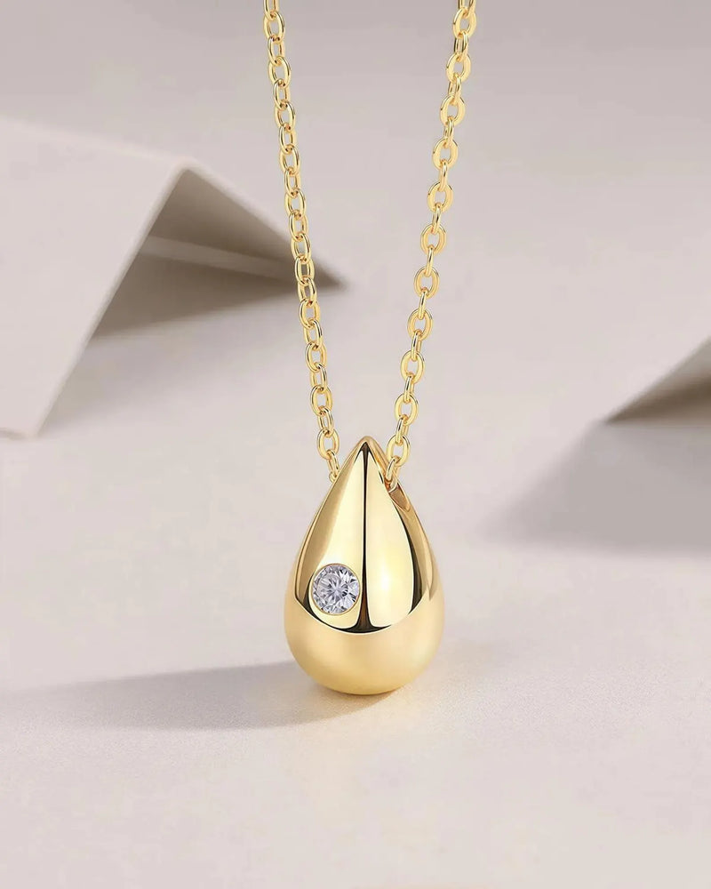 18K Solid Gold Teardrop Pendent Lab Grown Diamond Chain Necklace - Close Up | Riyanika Jewels