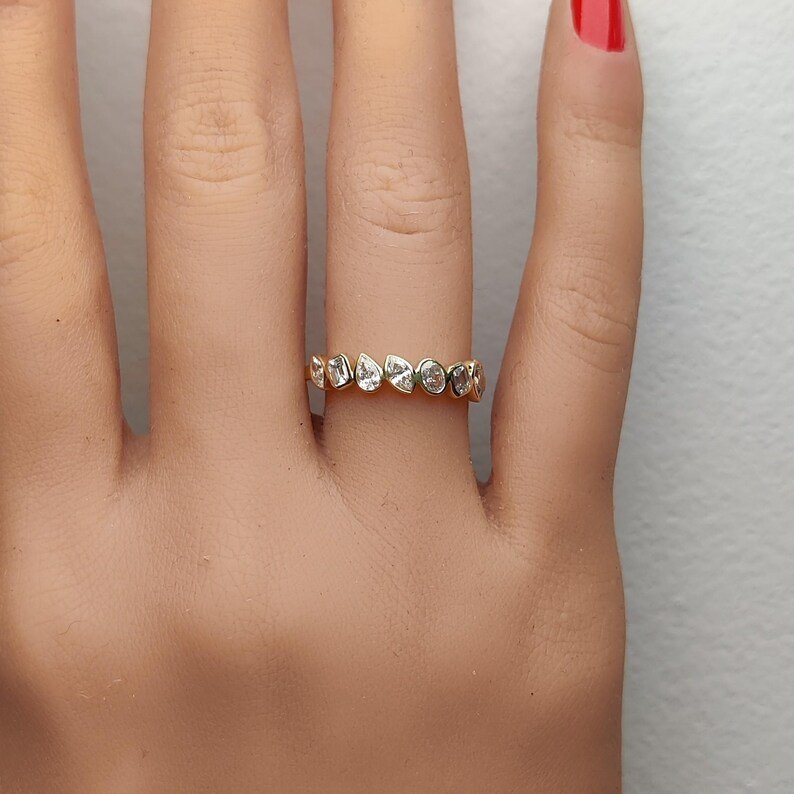 18K Solid Gold Emerald Lab Grown Diamond 0.73 Carat Cocktail Band - Close Up | Riyanika Jewels