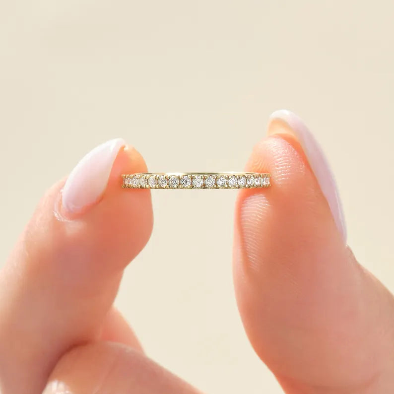 18K Solid Gold 1.00 CT 4-Prong Eternity Natural Diamond Wedding Band - Close Up | Riyanika Jewels